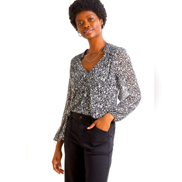 EVEREVE - Floral Black And White V Neck Mesh Long Sleeve Blouse Size Small - Picture 1 of 11